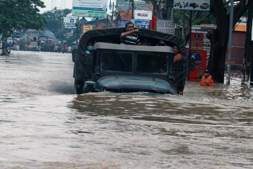 Prajurit TNI menggunakan truk untuk mengevakuasi warga yang terjebak banjir di perumahan Ciledug Indah 1, Tangerang, Banten, Rabu (1/1/2020). 