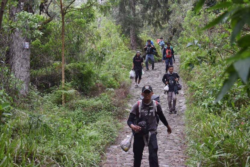 Sejumlah pendaki Gunung Lawu melintasi jalur pendakian Cemoro Sewu di Magetan, Jawa Timur, Rabu (1/1/2020). 