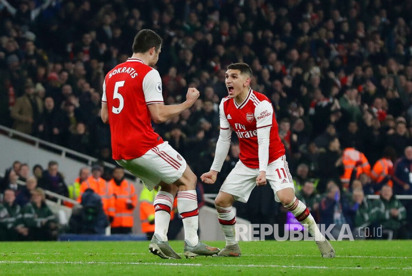 Pemain Arsenal Sokratis Papastathopoulos, (kiri), merayakan dengan rekan setimnya Lucas Torreira setelah mencetak gol kedua tim mereka pada pertandingan sepak bola Liga Primer Inggris antara Arsenal dan Manchester United di Stadion Emirates di London, Kamis (2/1) dini hari WIB.