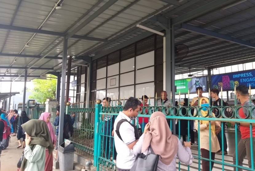 Suasana Stasiun Tangerang ketika KRL rute Tangerang-Duri hanya melayani hingga Stasiun Batuceper akibat genangan air menutupi lintasan kereta, Kamis (2/1) pagi. 