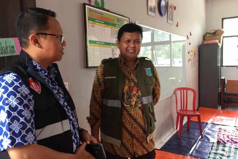 Kepala Dinas Kesehatan Kota Tangerang Selatan, Deden Deni meninjau lokasi posko kesehatan di Kelurahan Pademangan, Setu, Tangerang Selatan, Kamis (2/1).