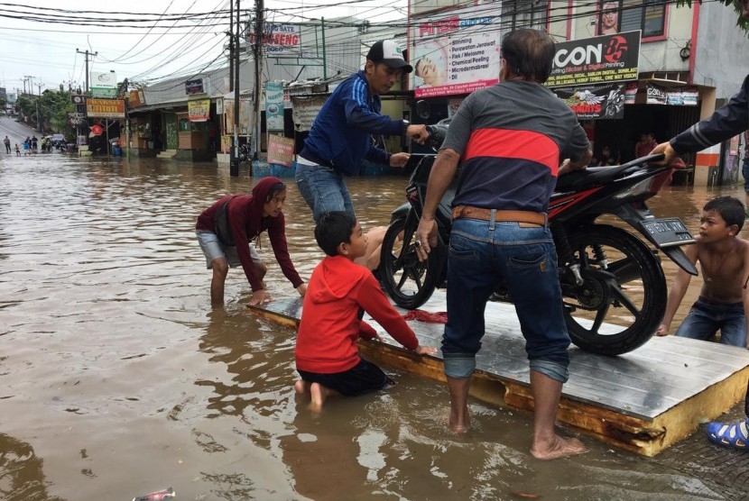 Ilustrasi banjir di Tangerang Selatan, Banten. Bencana banjir yang terjadi pada awal tahun menjadi fokus tersendiri bagi Dinas PU Kota Tangsel menyiapkan sejumlah infrastruktur penunjang untuk penanganan banjir.
