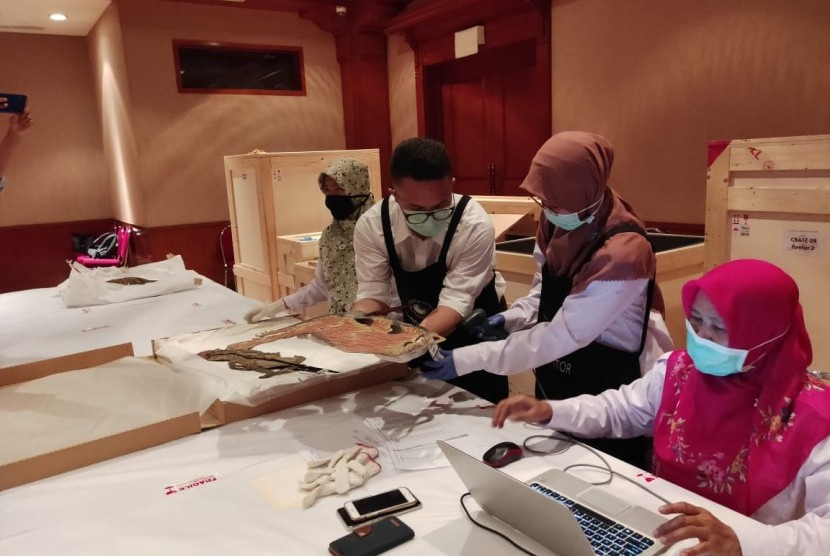 Konservator Museum Nasional memeriksa 1.500 benda budaya dari koleksi eks Museum Nusantara di Belanda. Pemeriksaan dilakukan di Museum Nasional, Jakarta, Kamis (2/1
