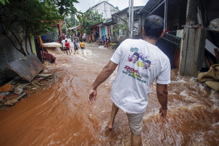 Warga melintasi jalan yang terendam banjir di Kabupaten Bogor (ilustrasi). Badan Penanggulangan Bencana Daerah (BPBD) Kabupaten Bogor, Jawa Barat menyatakan ada sebanyak 22 ribu jiwa yang terdampak banjir di Desa Bojongkulur, Kecamatan Gunungputri.