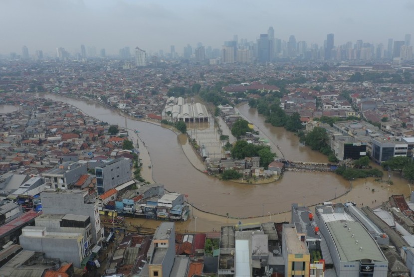 Banjir merendam kawasan Kampung Pulo dan Bukit Duri di Jakarta, Kamis (2/1/2020). Sebagian jaringan telekomunikasi seluler masih terganggu karena banjir yang melanda Jakarta dan sekitarnya sejak Rabu (1/1).