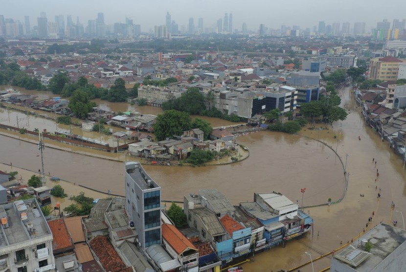 Banjir merendam kawasan Kampung Pulo dan Bukit Duri di Jakarta, Kamis (2/1/2020).
