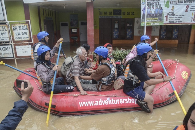 Tim SAR gabungan mengevakuasi warga lansia saat banjir di Perumahan Pondok Gede Permai Bekasi, Jawa Barat, Kamis (2/1/2020). 