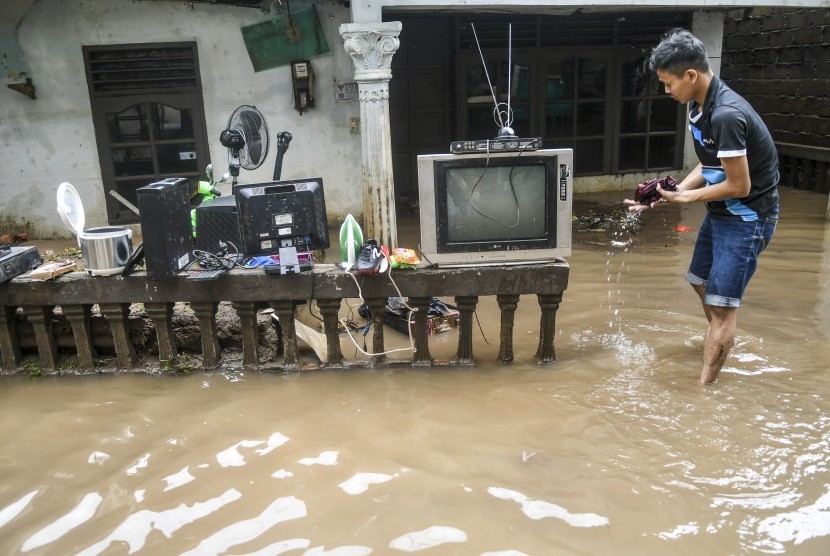 Warga membersihkan perabotan rumah dari endapan lumpur pascabanjir di Kawasan Cipinang Melayu, Jakarta, Kamis (2/1/2020). Hingga Kamis (2/1) pagi terdapat 169 titik banjir di wilayah Jabodetabek dan Banten.