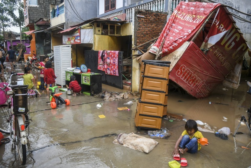 Sejumlah anak bermain di depan rumahnya pascabanjir di Kawasan Cipinang Melayu, Jakarta, Kamis (2/1/2020). Waspadalah, orang yang huniannya tergenang air berisiko terserang penyakit pascabanjir.