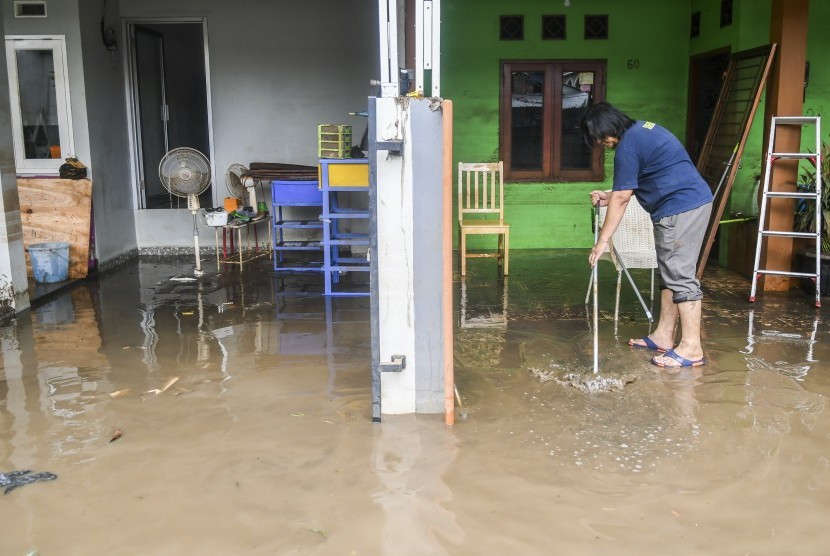 Warga membersihkan endapan lumpur pascabanjir di Kawasan Cipinang Melayu, Jakarta, Kamis (2/1/2020). 