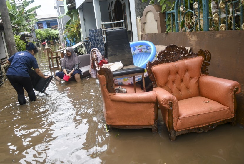 Warga membersihkan perabotan rumah dari endapan lumpur pascabanjir di Kawasan Cipinang Melayu, Jakarta, Kamis (2/1/2020). 