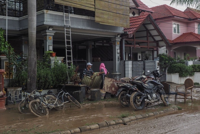Warga mulai membersihkan endapan lumpur pascabanjir di kawasan Perumahan Kemang Pratama, Bekasi, Jawa Barat, Kamis (2/1/2020)