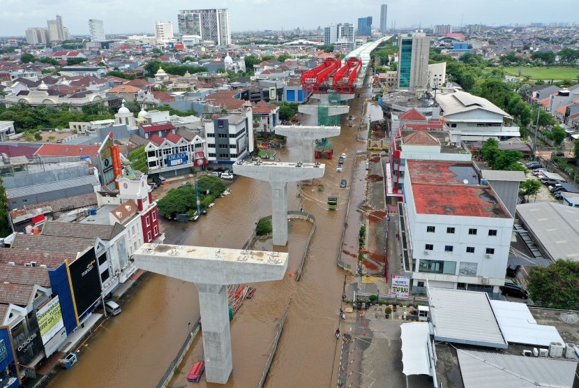 Foto udara sejumlah kendaraan bermotor melintasi Jalan Boulevard Barat Raya yang tergenang banjir di Kelapa Gading, Jakarta Utara, Kamis (2/1/2020).