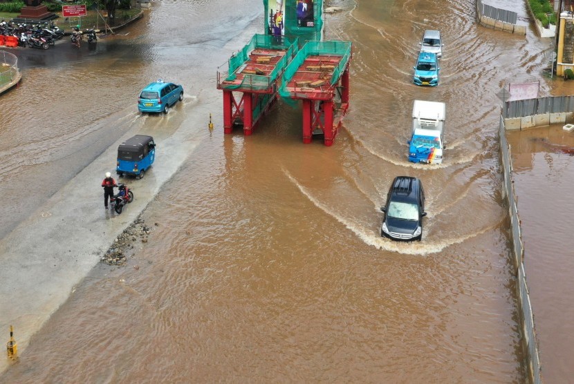 Foto udara sejumlah kendaraan bermotor melintasi Jalan Boulevard Barat Raya yang tergenang banjir di Kelapa Gading, Jakarta Utara, Kamis (2/1/2020). 