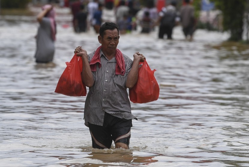 Banjir di Pasar Baru, Sawah Besar, Jakarta, Kamis (2/1/2020). Kawasan permukiman di Pasar Baru kembali terendam banjir pada Selasa (25/2) dini hari. 