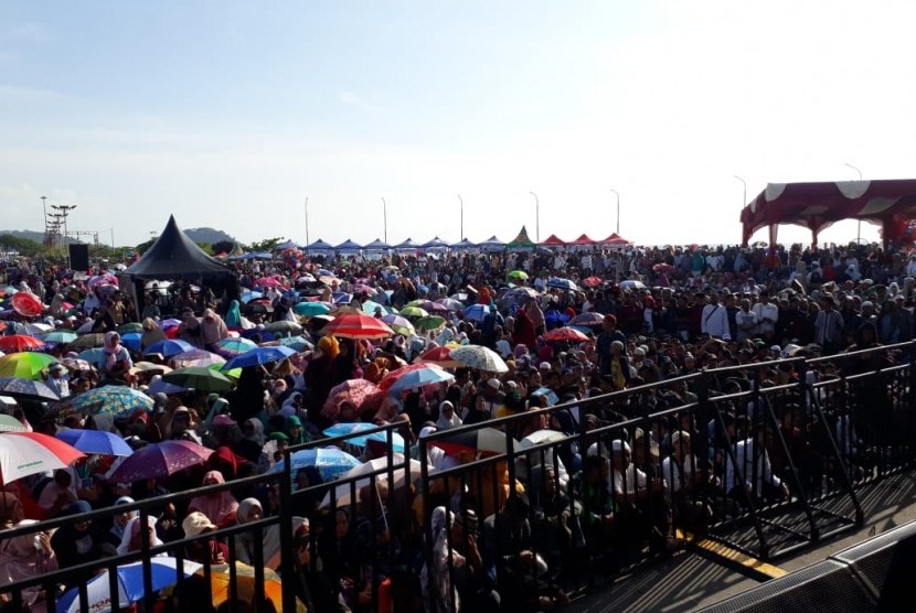 Ribuan warga Padang menanti tausiah Ustaz Abdul Somad di Pantai Puruih Kota Padang, Kamis (2/1)