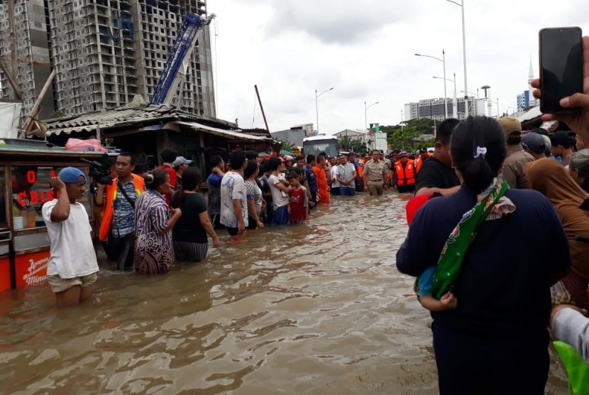 Gubernur DKI Jakarta Anies Baswedan tiba di lokasi banjir Kampung Pulo, Jakarta Timur. Anies tiba di lokasi banjir pukul 15.01 WIB langsung disambut antusias warga setempat