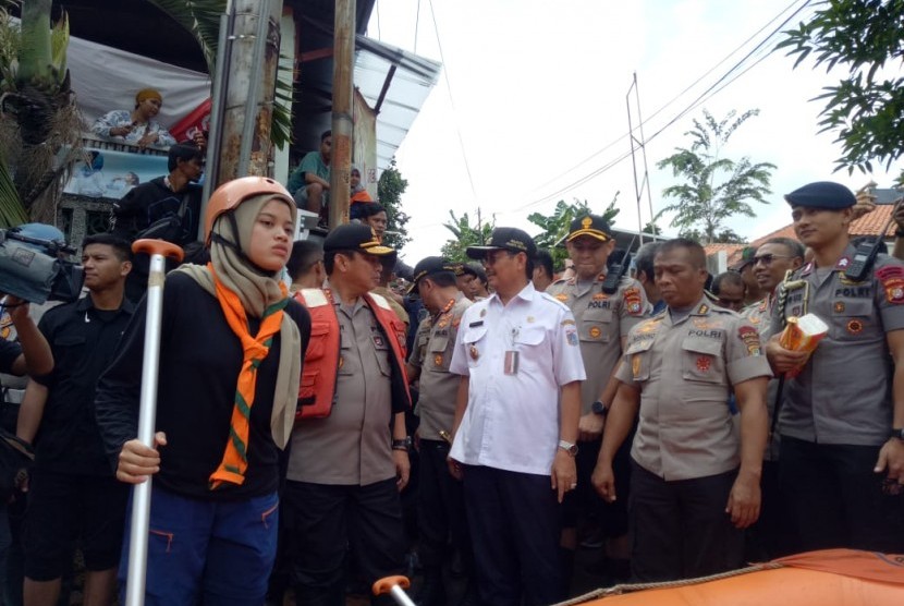 Kapolda Metro Jaya, Komjen Gatot Eddy Pramono meninjau lokasi banjir di kompleks IKPN, Bintaro Jakarta Selatan, Kamis (2/1).