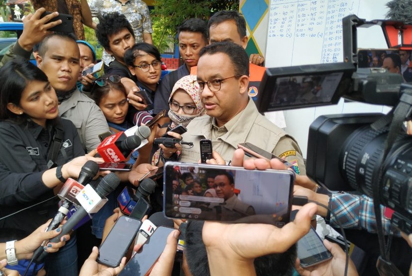 Gubernur DKI Jakarta Anies Baswedan menyambangi pintu air Manggarai, Jakarta Pusat, Kamis (2/1). 