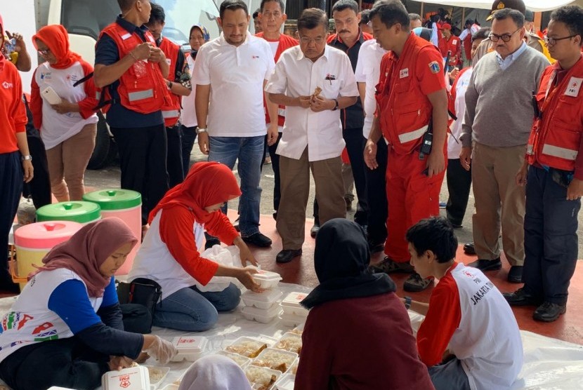 ilustrasi. Ketua Palang Merah Indonesia (PMI) Jusuf Kalla yang juga Wakil Presiden ke-10 dan ke-12  meninjau dapur umum PMI di Jakarta Timur untuk korban banjir, Kamis (2/1).
