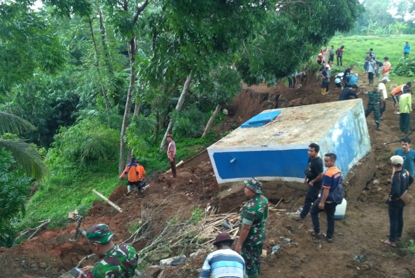 Longsor terjadi Dusun Mandalasari, Desa Mandalasari, Kecamatan Puspahiang, Kabupaten Tasikmalaya, Kamis (2/1). Jalan desa terputus akibat longsoran itu dan menyebabkan tiga desa sempat terisolasi.