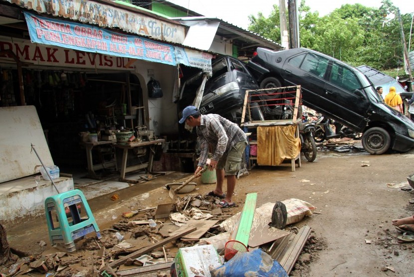 Warga membersihkan sisa lumpur pasca banjir yang merendam kawasan Pondok Gede Permai, Jatiasih, Bekasi, Jawa Barat, Kamis (2/1/2020).