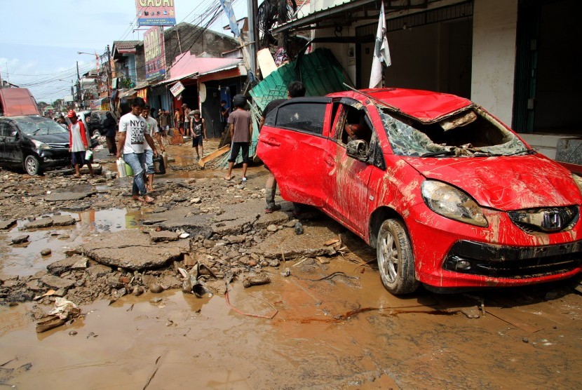 Sejumlah kendaraan dan akses jalan hancur pasca banjir yang merendam kawasan Pondok Gede Permai, Jatiasih, Bekasi, Jawa Barat, Kamis (2/1/2020).