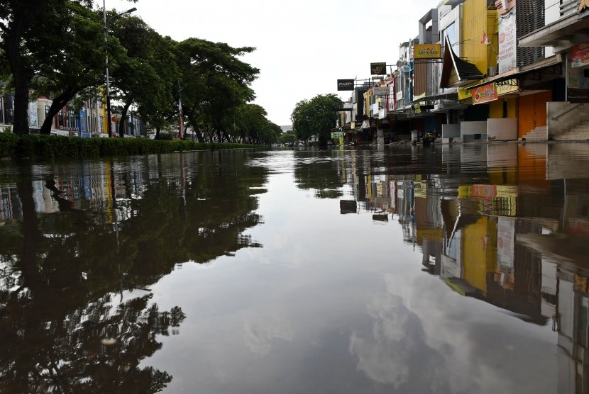 Kawasan pertokoan terendam banjir di Jalan Raya kelapa Hibrida, Kelapa Gading, Jakarta Utara, Kamis (2/1/2020).