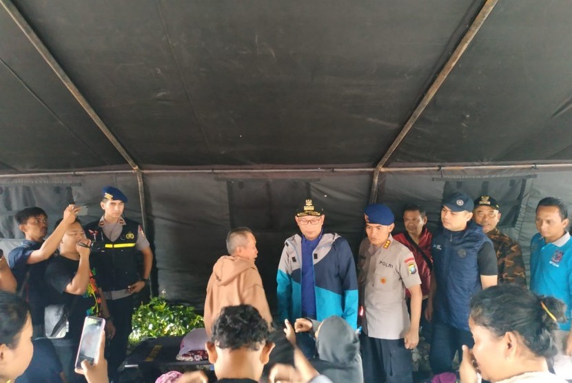 Gubernur Jawa Barat (Jabar) Ridwan Kamil bersama Ketua Umum Jabar Bergerak Atalia Ridwan Kamil meninjau sejumlah titik banjir yang berada di Kota Bekasi dan Kabupaten Bogor, Kamis, (2/1)