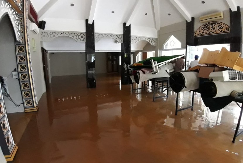 Banjir menggenangi Mushola Al Hidayah RW 16 Vila Nusa Indah 1 Kabupaten Bogor .