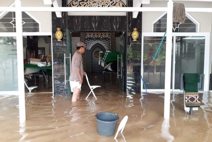  Kepala Bagian Penerangan Umum Polri, Kombes Pol Asep Adi Saputra, mengatakan, sebanyak 25.000 personel Polri dikerahkan untuk membantu menangani bencana banjir di sejumlah wilayah di Indonesia (Banjir Jakarta)