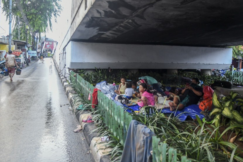 Warga korban banjir Rawajati mengungsi di bawah Jalan Layang Rawajati, Jakarta, Kamis (2/1/2020). 