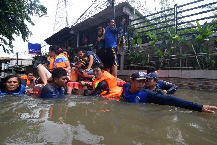 Petugas Dinas Sumber Daya Air Aliran Barat Pemprov DKI Jakarta mengevakuasi warga di Jalan Pulo Nangka, Daan Mogot, Jakarta Barat, Kamis (2/1/2020).