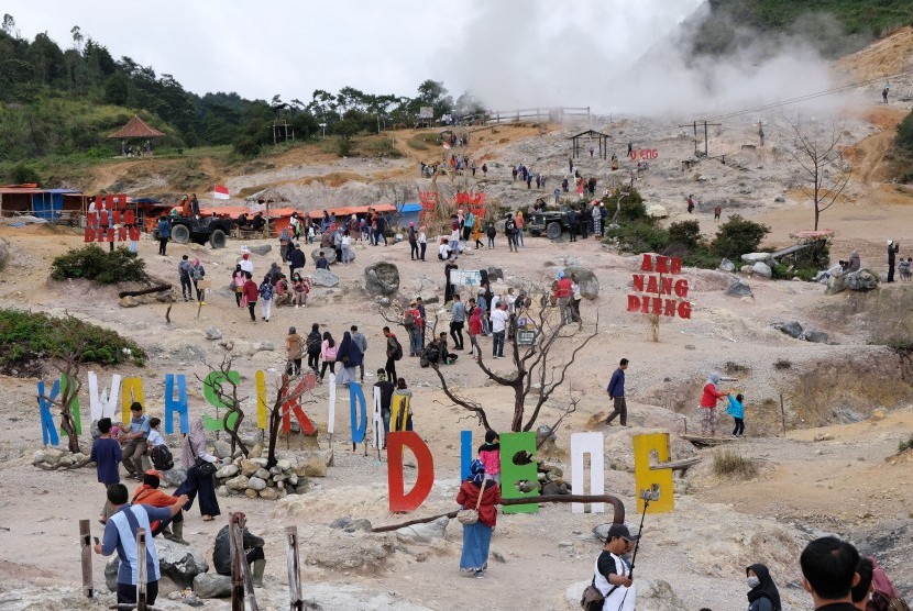 Pengunjung berada di lokasi wisata alam kawah Sikidang di dataran tinggi Dieng Desa Dieng Kulon, Batur, Banjarnegara, Jawa Tengah, Kamis (2/1/2020). 