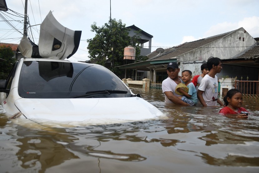 Warga berjalan melewati banjir di Perumahan Ciledug Indah, Tangerang, Banten, Kamis (2/1/2020).