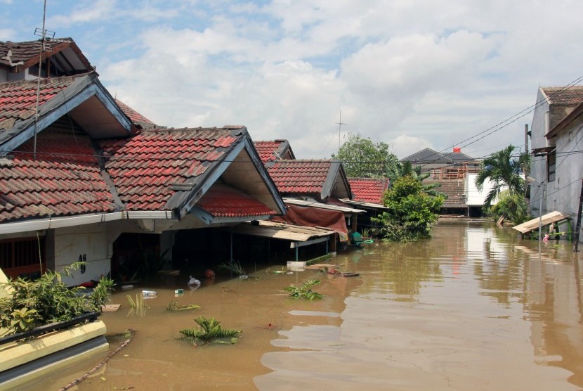Ratusan rumah warga terendam banjir di Perumahan Pondok Arum, Tangerang, Banten, Kamis (2/1/2019).