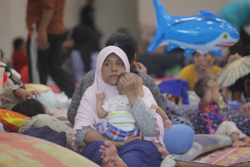 Warga korban banjir mengungsi di Gelanggang Olahraga (GOR) Pengadegan, Jakarta, Kamis (2/1/2020).