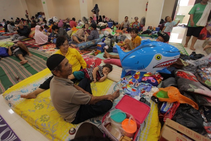 Warga korban banjir mengungsi di Gelanggang Olahraga (GOR) Pengadegan, Jakarta, Kamis (2/1/2020).