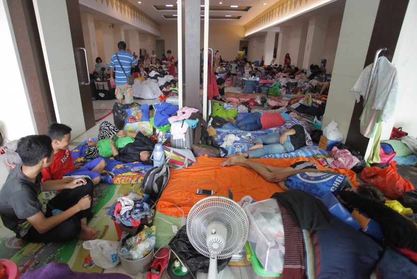 Sebanyak 255 warga Kelurahan Bangka, Jakarta Selatan, masih bertahan di pengungsian (Ilustrasi warga mengungsi akibat banjir)
