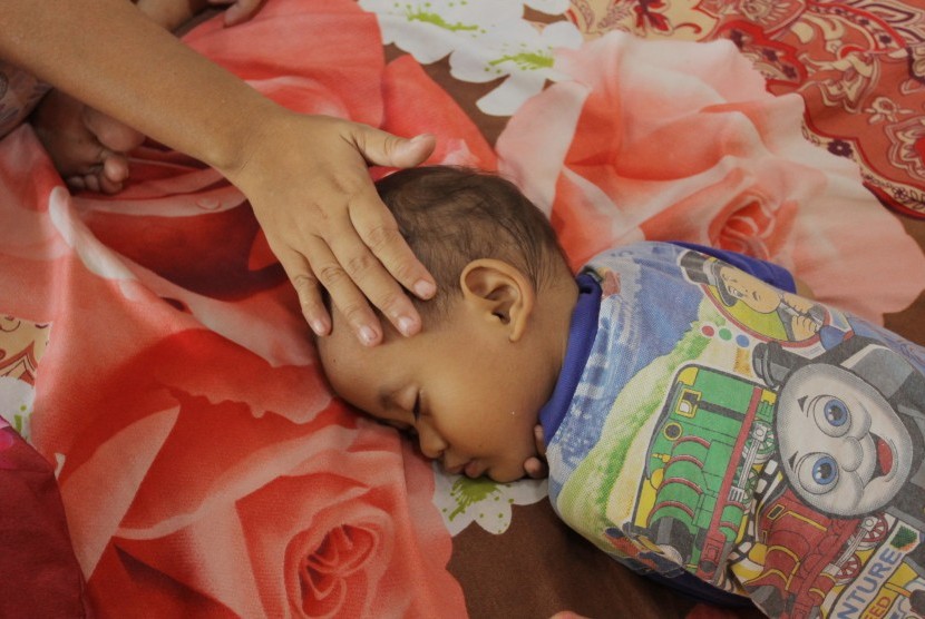 Para istri menteri mengunjungi dan menghibur anak-anak korban banjir. Foto seorang anak kecil korban banjir tertidur saat mengungsi, (ilustrasi).