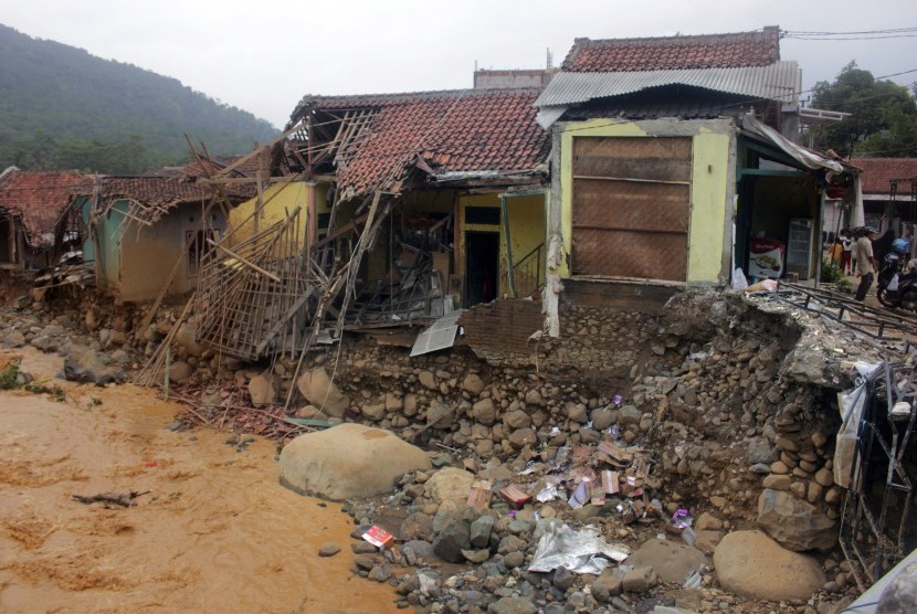 Sejumlah rumah warga rusak berat diterjang banjir bandang yang melewati Sungai Ciberang di Kampung Lebak Gedong, Cipanas, Lebak, Banten, Kamis (2/1/2020).