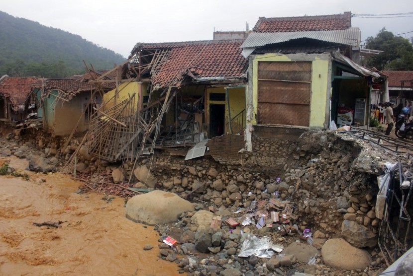 Sejumlah rumah warga rusak berat diterjang banjir bandang yang melewati Sungai Ciberang di Kampung Lebak Gedong, Cipanas, Lebak, Banten, Kamis (2/1/2020). Sebanyak 1.253 siswa sekolah dasar dan sekolah menengah pertama negeri di Kecamatan Lebak Gedong, Kabupaten Lebak, diliburkan pascabanjir. 