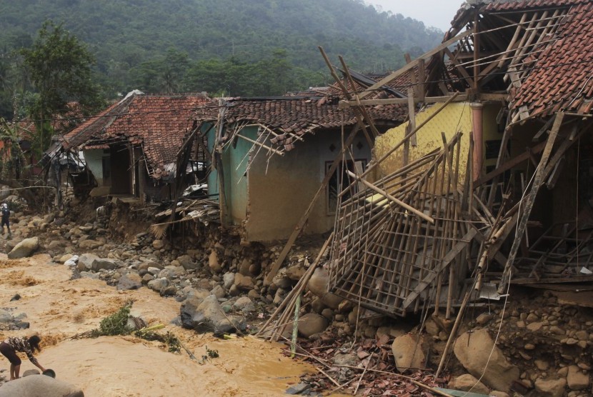 Sejumlah rumah warga rusak berat diterjang banjir bandang yang melewati Sungai Ciberang di Kampung Lebak Gedong, Cipanas, Lebak, Banten, Kamis (2/1/2020). Gubernur Banten Wahidin Halim menetapkan status tanggap darurat banjir selama 14 hari.