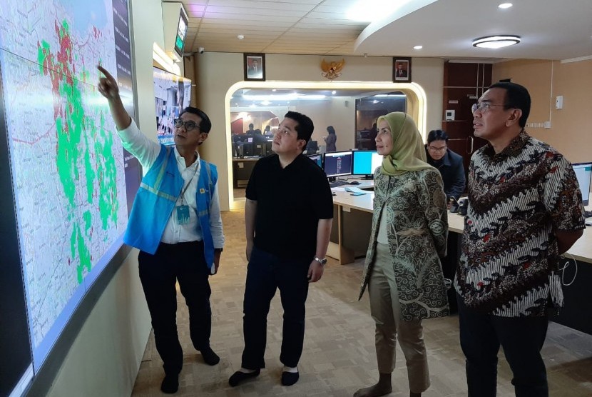 Menteri Badan Usaha Milik Negara (BUMN) Erick Thohir memantau  pasokan listrik wilayah terdampak banjir Jabodetabek di Posko Siaga Banjir PLN Unit Induk Distribusi Jakarta, Kamis (2/1). 