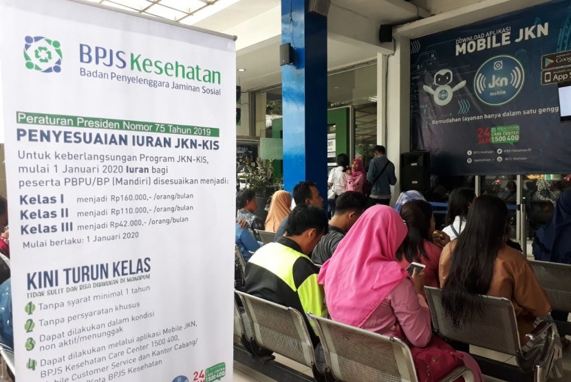Suasana pelayanan Kantor Badan Penyelenggara Jaminan Sosial (BPJS) Kesehatan di Malang, Jumat (3/1).