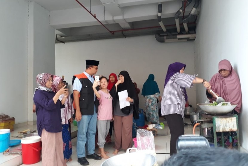 Gubenur DKI Jakarta Anies Baswedan meninjau pengungsi di rusunawa Rawa Buaya. Saat tiba di lokasi Anies disambut sorak sorai warga pengungsi semua rebutan salaman dan selfie.