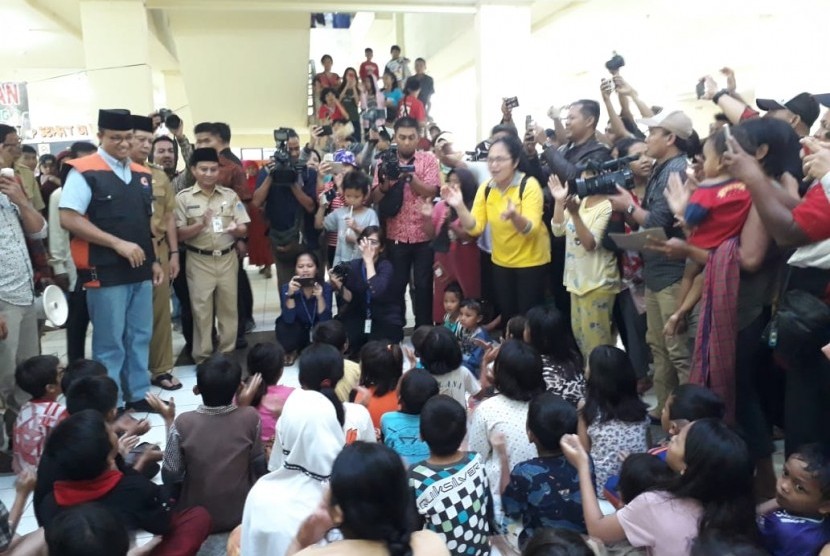 Gubenur DKI Jakarta Anies Baswedan meninjau pengungsi di rusunawa Rawa Buaya. Saat tiba di lokasi Anies disambut sorak sorai warga pengungsi semua rebutan salaman dan selfie.