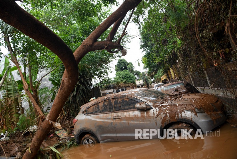 Honda menawarkan diskon bagi pelanggan yang mobilnya terkena banjir. Foto sebuah mobil yang terseret arus banjir melintang di jalan di Kompleks IKPN Bintaro, Pesanggrahan, Jakarta,  (ilustrasi).