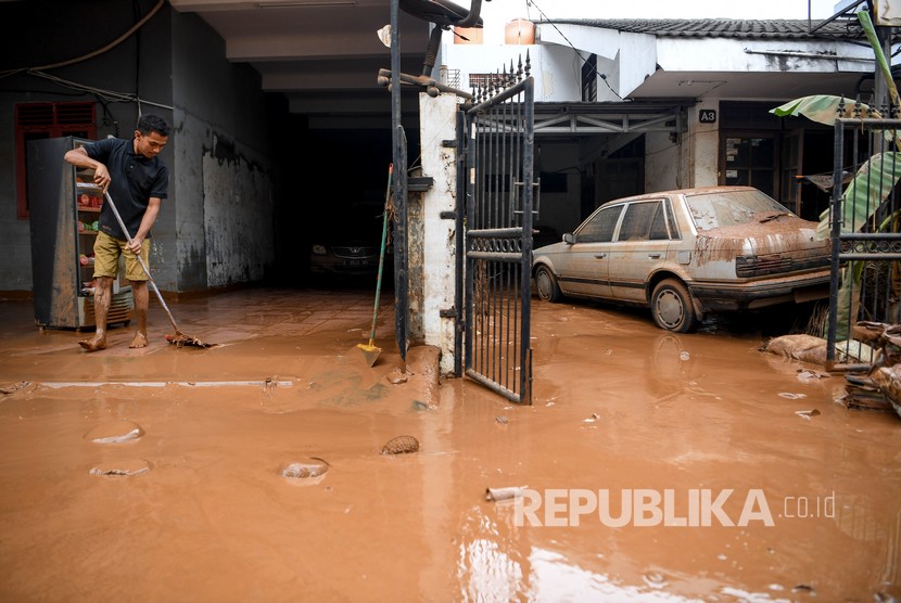 Warga membersihkan rumahnhya pascabanjir yang melanda Kompleks IKPN Bintaro, Pesanggrahan, Jakarta Selatan.