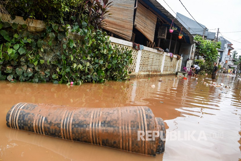 Banjir di Jakarta. Banjir Jakarta di Teluk Gong, Kelurahan Pejagalan, Penjaringan, Jakarta Utara, hingga Jumat (3/1) petang, belum surut.